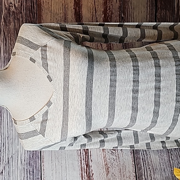 NEW CABI GRAY STRIPED V NECK LONG SLEEVE PULLOVER TEE - Picture 2 of 11